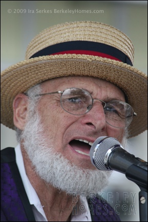 Solano Stroll Amish Banjo Singer